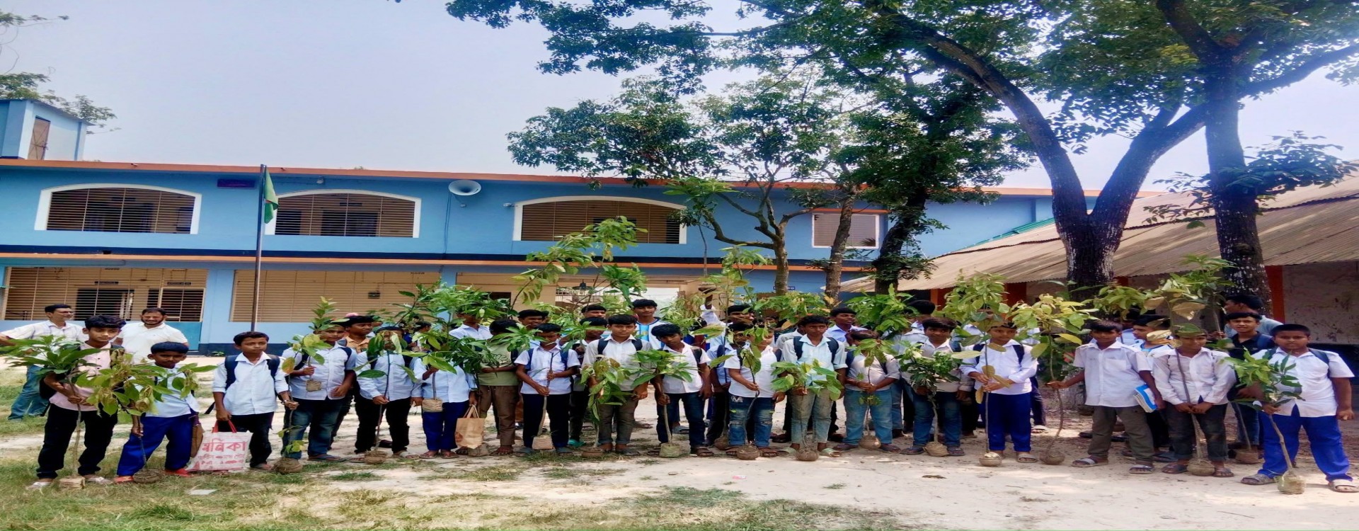 শিক্ষার্থীদের মাঝে গাছের চারা বিতরন